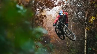 ویدیو خلاقیت با دوچرخه کوهستان | پرش از روی موانع در کوهستان هزار رنگ پاییزی