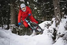 ویدیو دوچرخه سواری دانهیل (Downhill) در کوهستان‌های سرد و برفی
